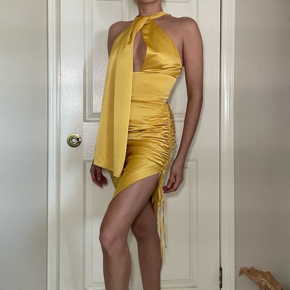 🚫SOLD🚫 Yellow Lavish Alice Dress - Picture 2 of 2